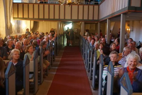 Gemeinde im Kirchenraum von St. Laurentii